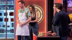 Edu Soto conquista el delantal dorado de 'MasterChef Celebrity Legends' con un sorprendente postre de banana roja