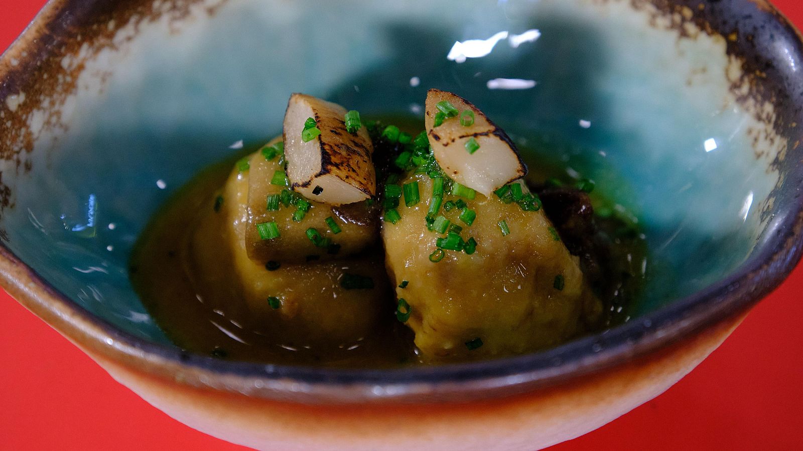 Receta de albóndigas de pularda con royal de setas de MasterChef Celebrity Legends