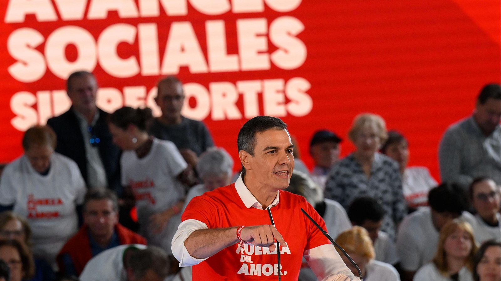El presidente del Gobierno, Pedro Sánchez, participa en un acto de precampaña electoral celebrado este lunes en Gijón.