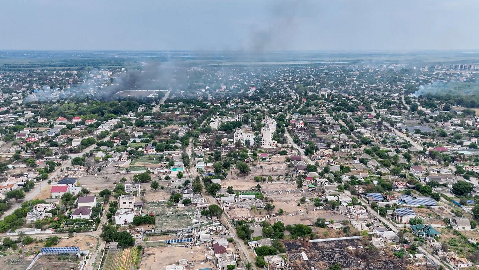 El humo se eleva en la ciudad de Oleshki, en la región ucraniana de Jersón
