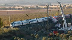 Los equipos de rescate trabajan en Urda tras el choque mortal de trenes con casi 60 personas aún hospitalizadas