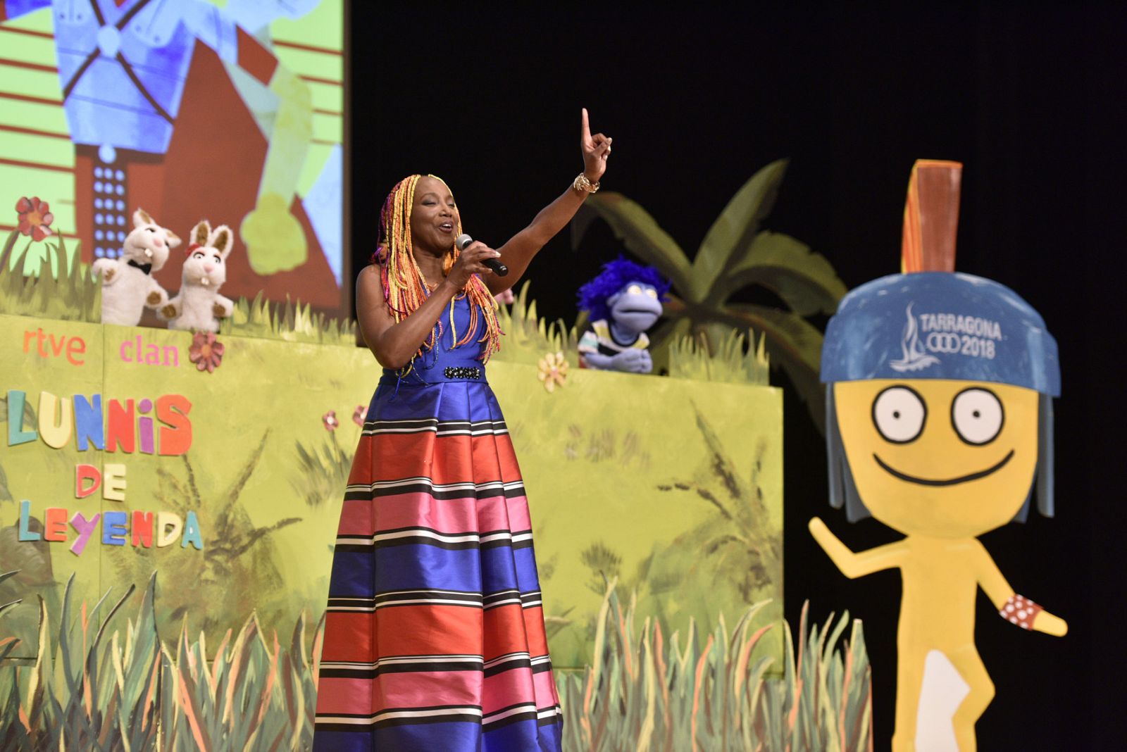 Lucrecia y los Lunnis con Tarracus , la mascota de los Juegos Mediterráneos Tarragona 2018