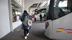 Cómo desplazarse en el puente de Todos los Santos: avión, autobús y coche como alternativas para viajar al sur de España
