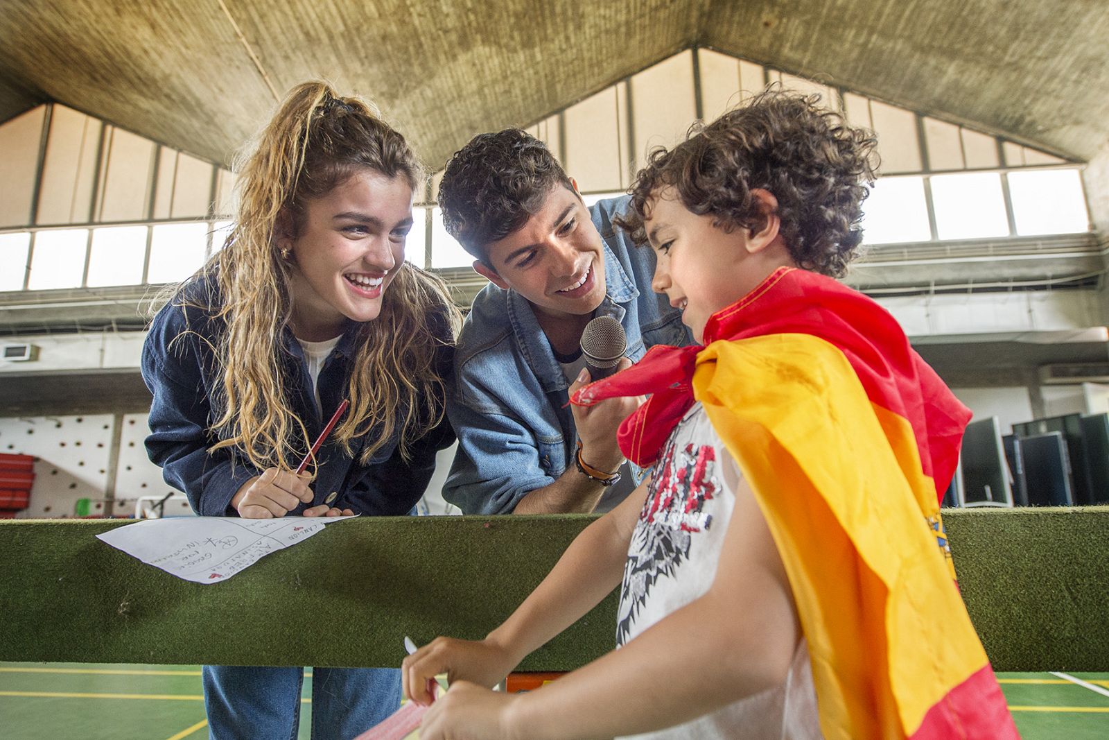 Amaia y Alfred con Rodrigo en su visita al Colegio Giner de los Ríos de Lisboa