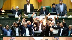 El líder supremo de Irán amenaza con romper el acuerdo nuclear si no hay "garantías sólidas" de Europa