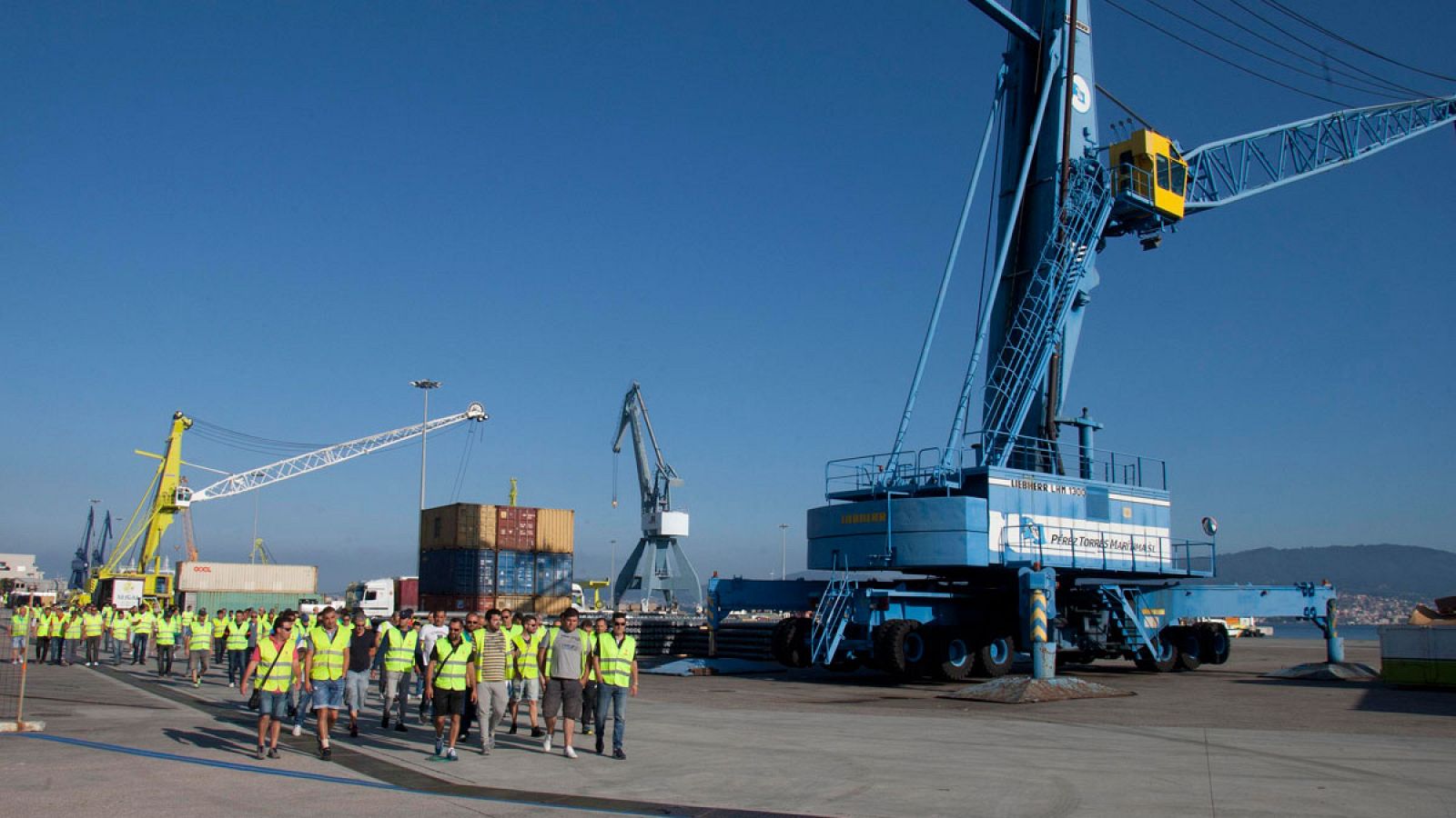 Un grupo de estibadores en el puerto de Vigo durante la pasada huelga en junio de 2017