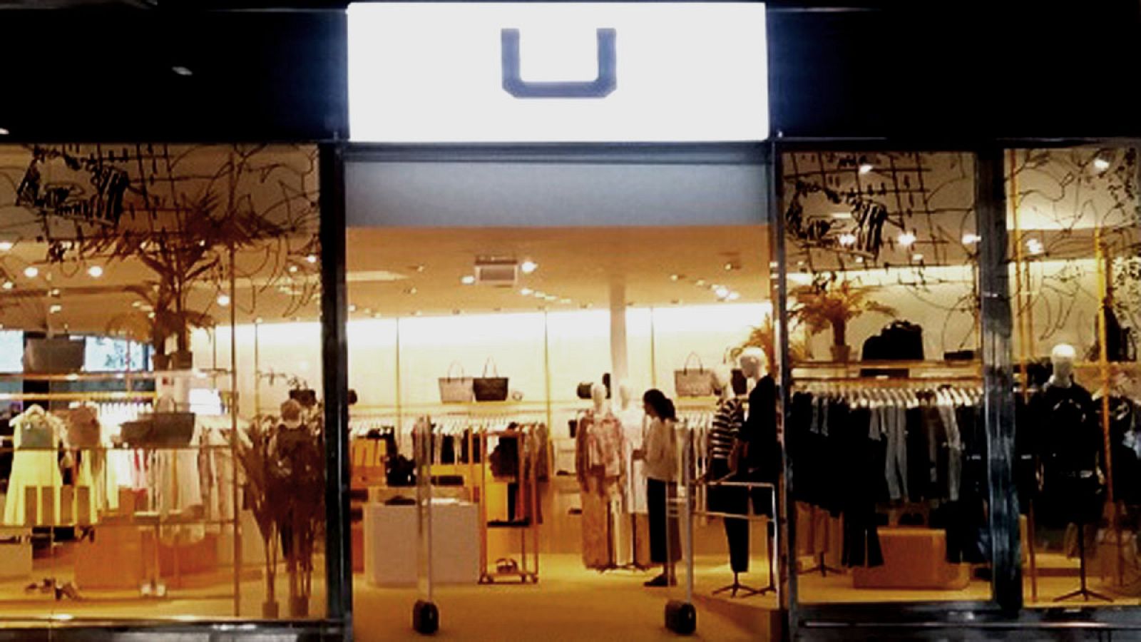 Tienda de la marca U de Adolfo Domínguez en el Aeropuerto Barcelona-El Prat