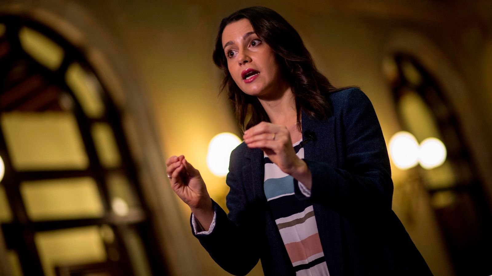 La líder de Ciutadans, Inés Arrimadas, atiende a una cadena de televisión en los pasillos del Parlament