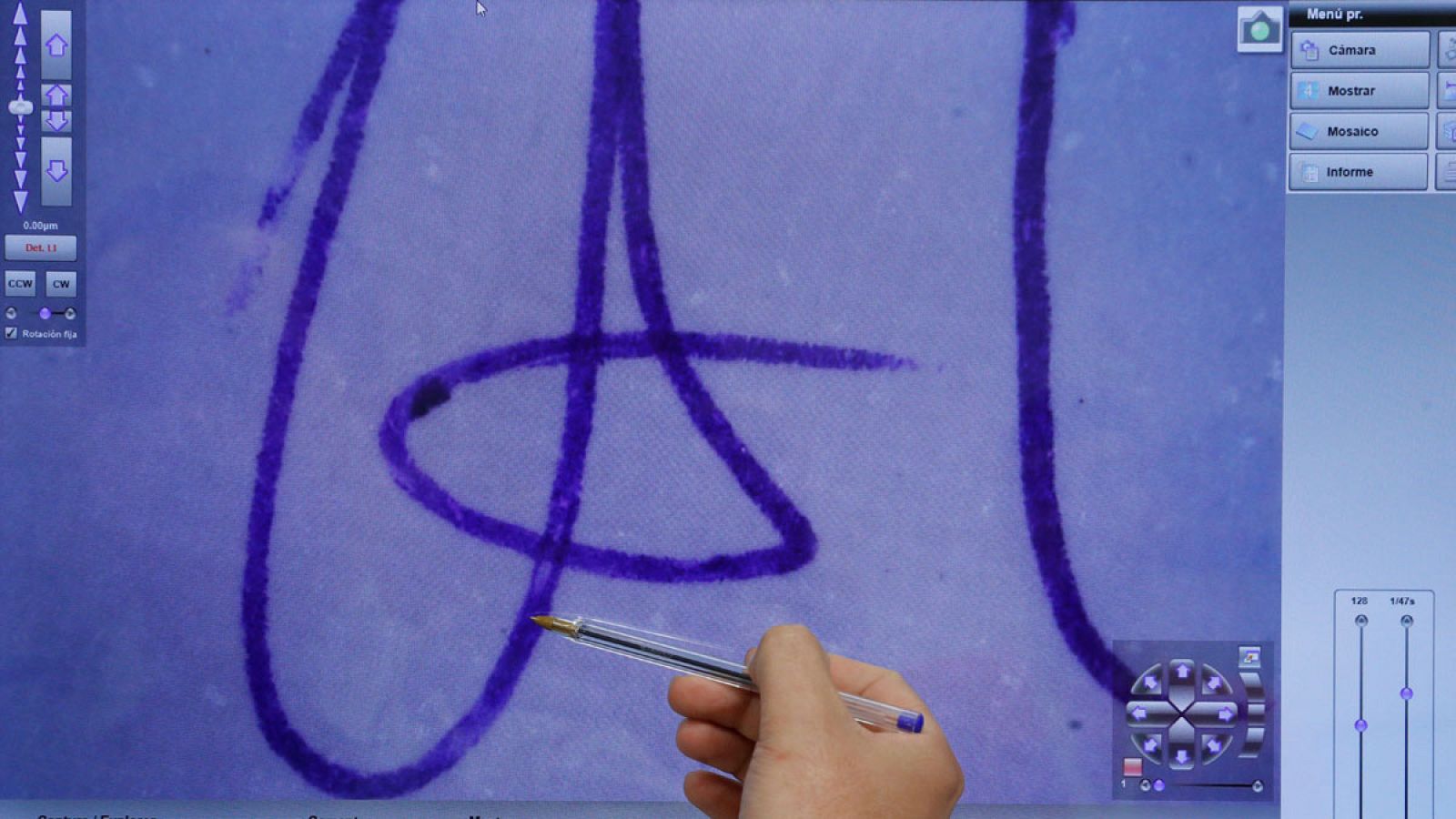 Un guardia civil analiza los trazos de un manuscrito en árabe