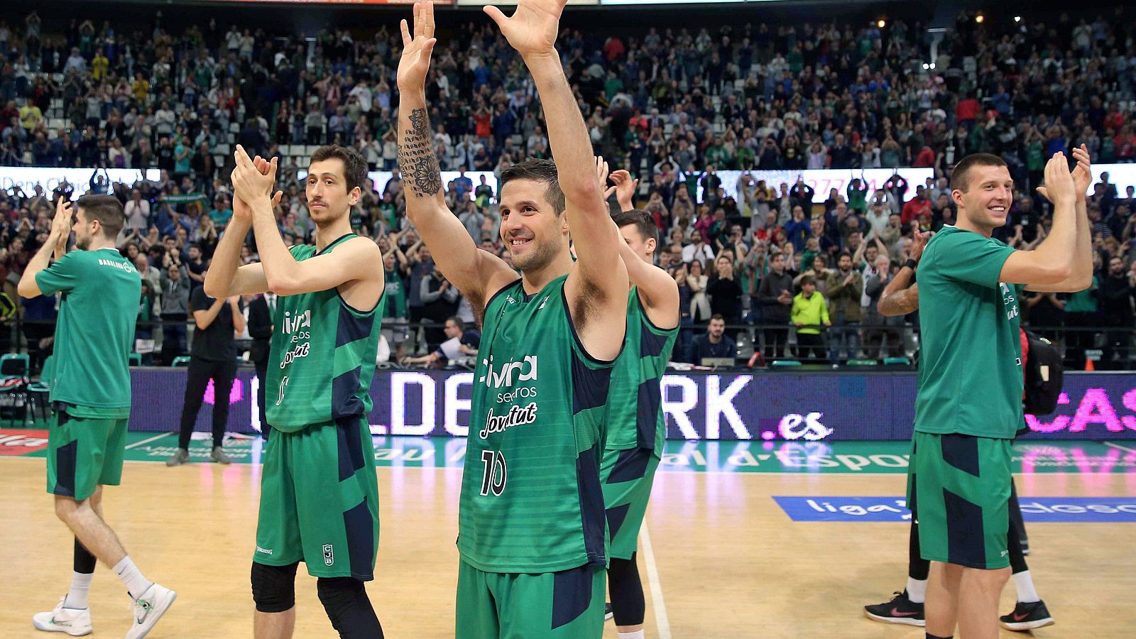 Divina Seguros Joventut celebra la permanencia tras vencer a Montakit Fuenlabrada