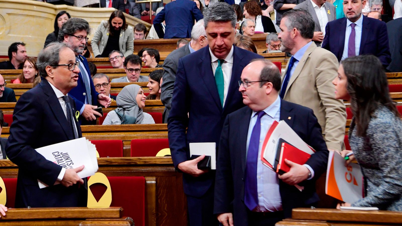 Quim Torra habla con Miquel Iceta (PSC) e Inés Arrimadas (Cs), junto al portavoz del PP, Xavier García Albiol, en un momento del debate de investidura en el Parlament