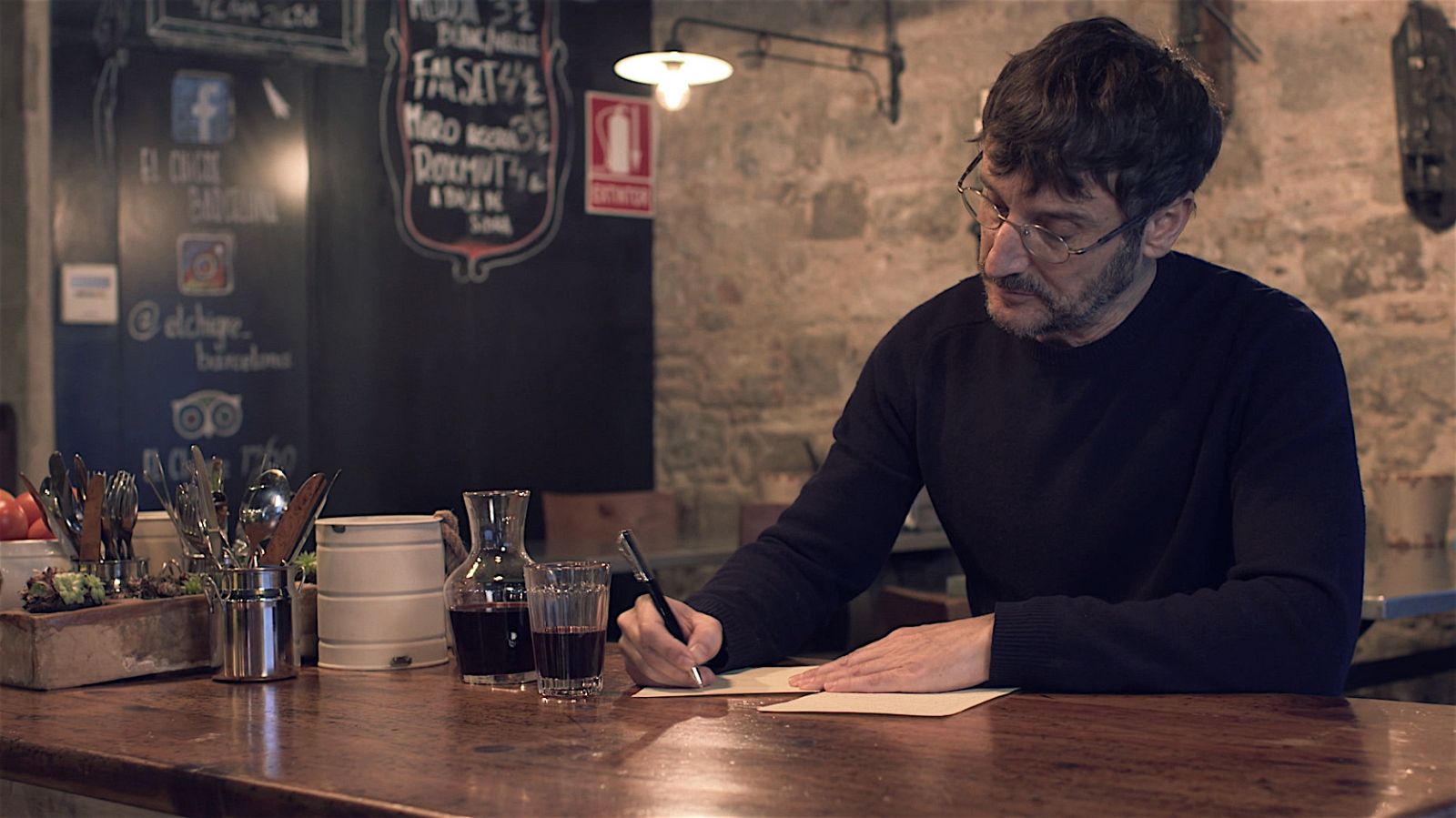 El actor Carlos Chamarro interpreta a Francisco Ramírez Bravo, que pide por carta que envíen a su hija a América