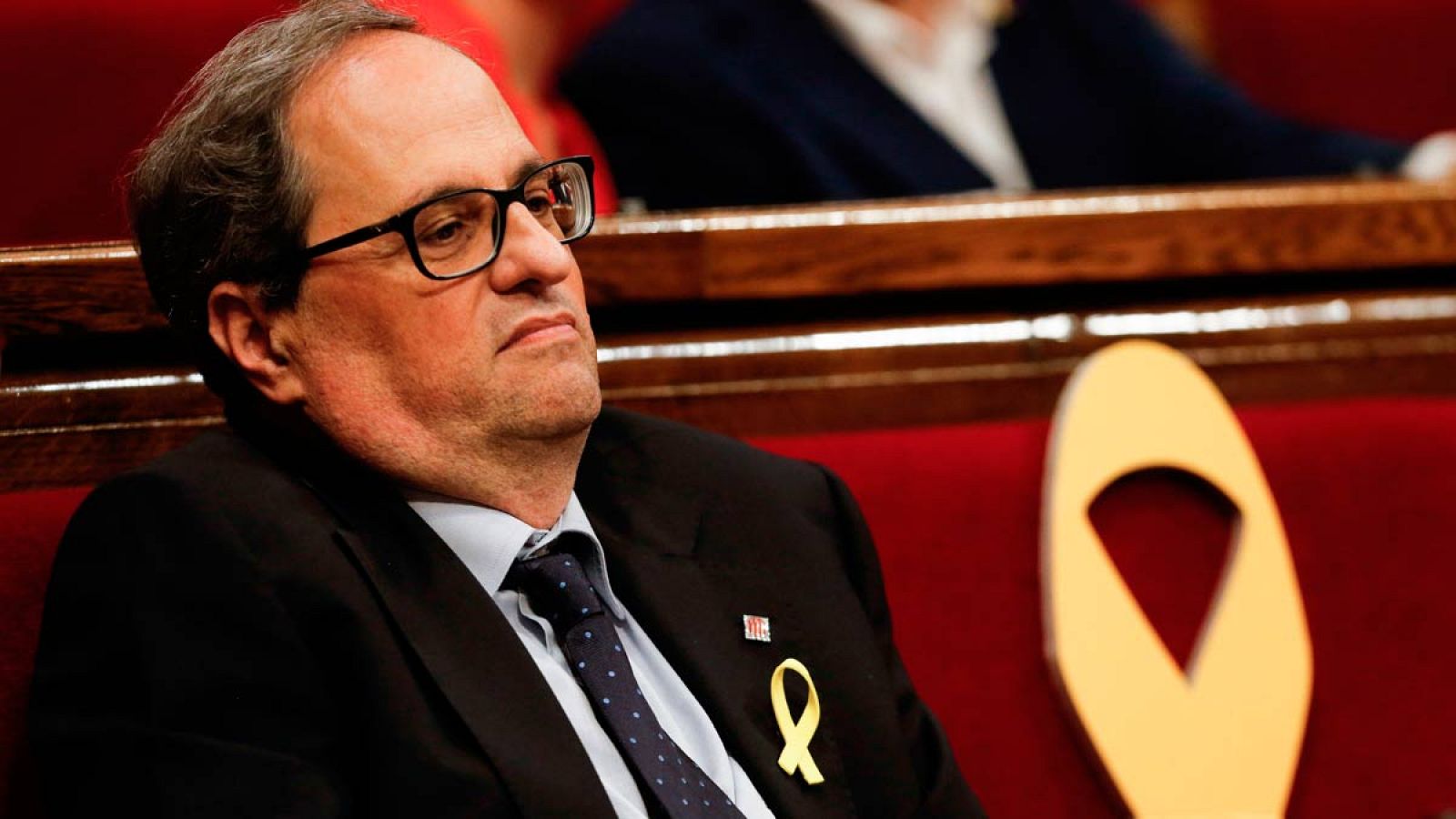 Torra, junto con el lazo amarillo en el escaño de Puigdemont