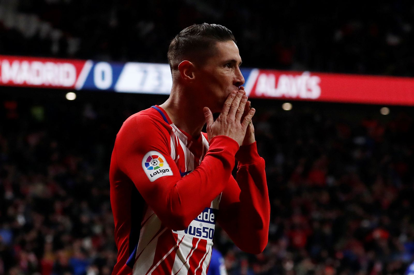 Fernando Torres celebra el gol del Atlético frente al Alavés.