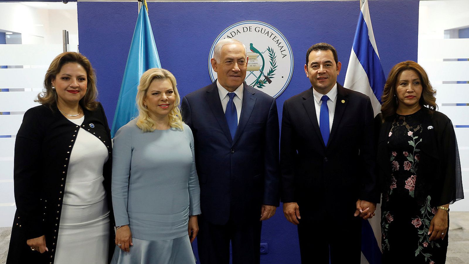 De izquierda a derecha: la ministra de Exteriores de Guatemala, Saldra Jovel; Benjamín Netanyahu y su esposa Sara; Jimmy Morales y su esposa Hilda Patricia Marroquin, en la embajada de Guatemala en Jerusalén