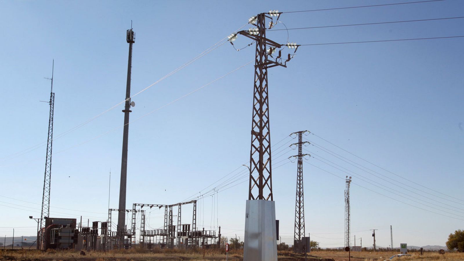 La CNMC pide al Gobierno que regule los abusos de las eléctricas en la comercialización 'puerta a puerta'