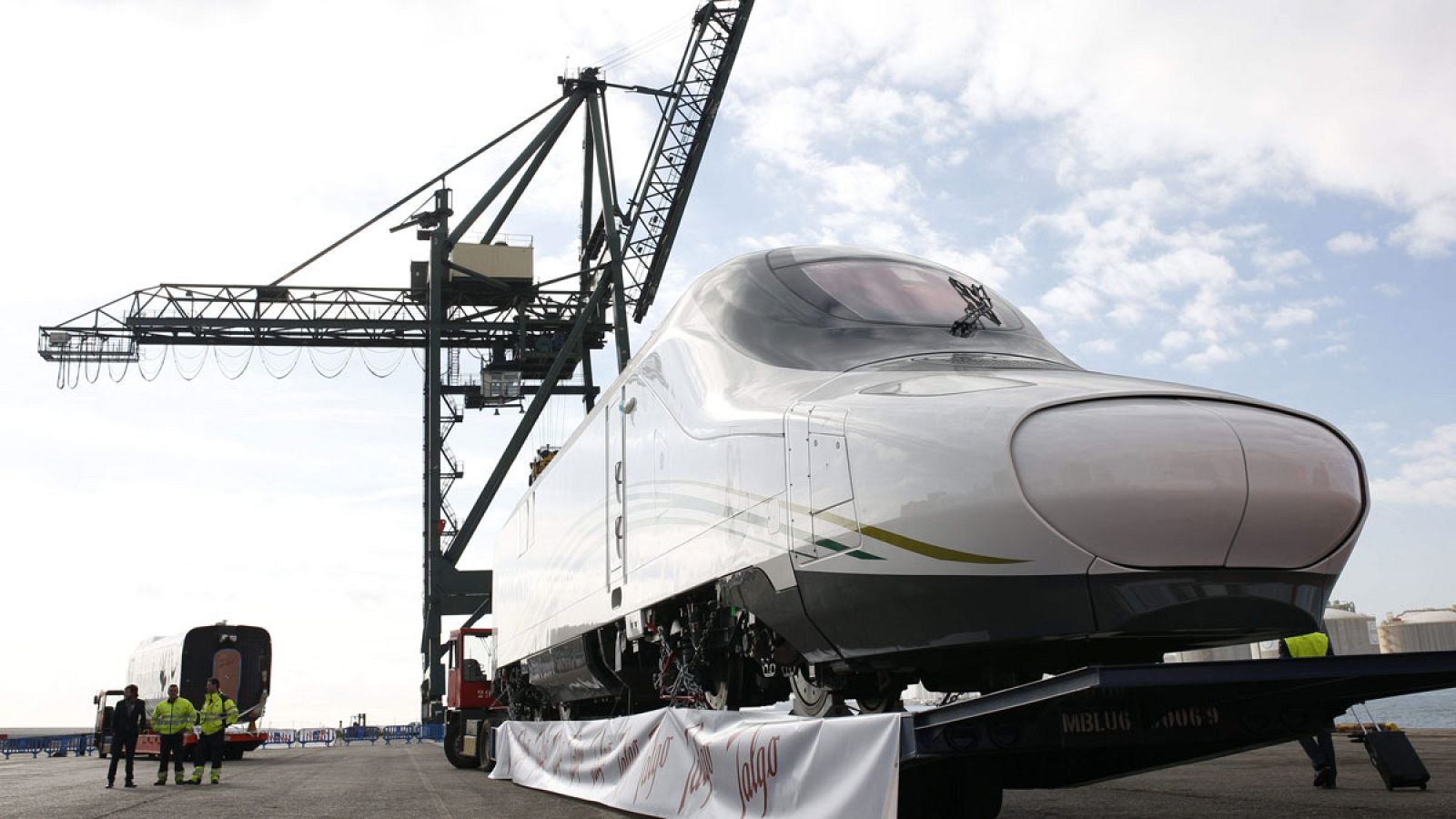 Uno de los primeros AVE fabricados por Talgo con salida desde el puerto de Barcelona y destino Jeddah (Arabia Saudí)