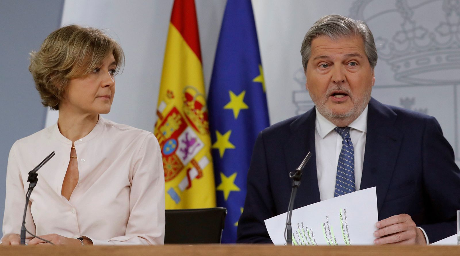El portavoz del Gobierno, Íñigo Méndez de Vigo, en rueda de prensa junto a la ministra de Agricultura, Isabel García Tejerina