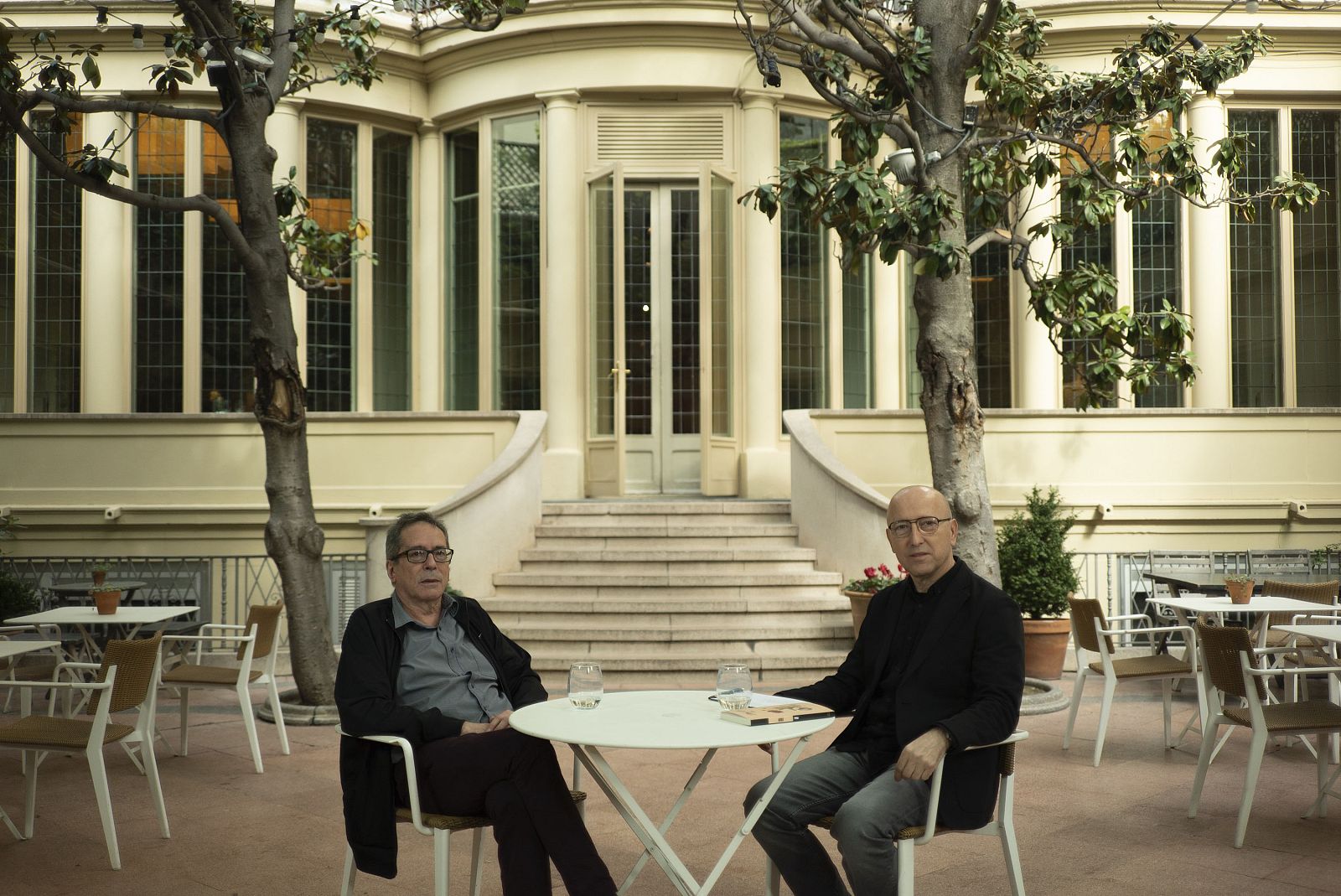 El escritor  César Aira con Óscar López