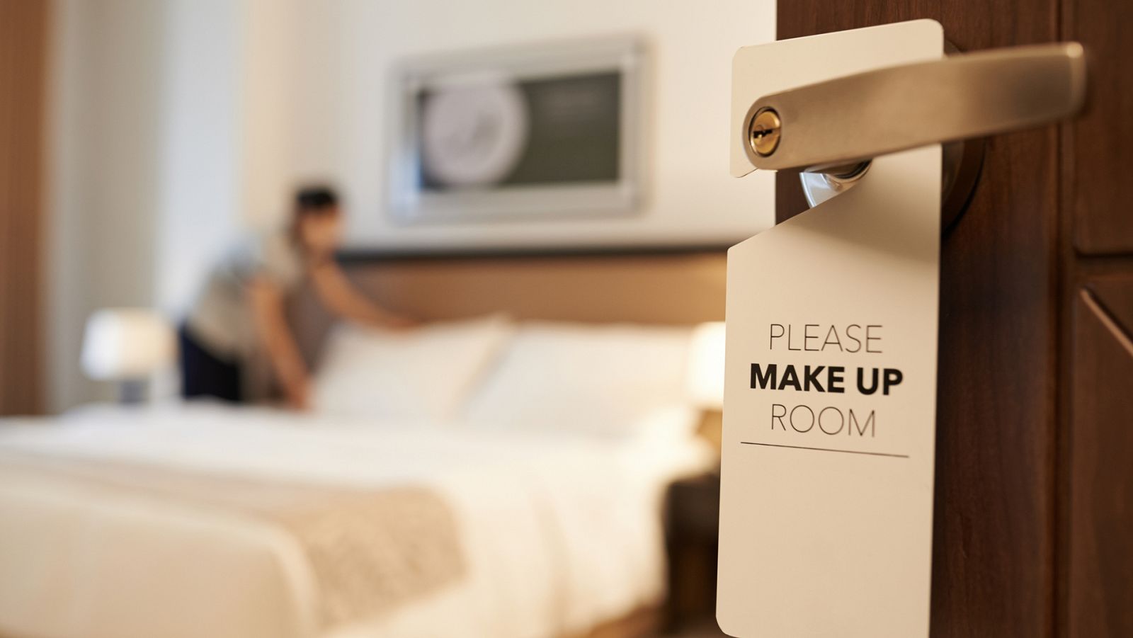 Una empleada de un hotel trabaja en una habitación