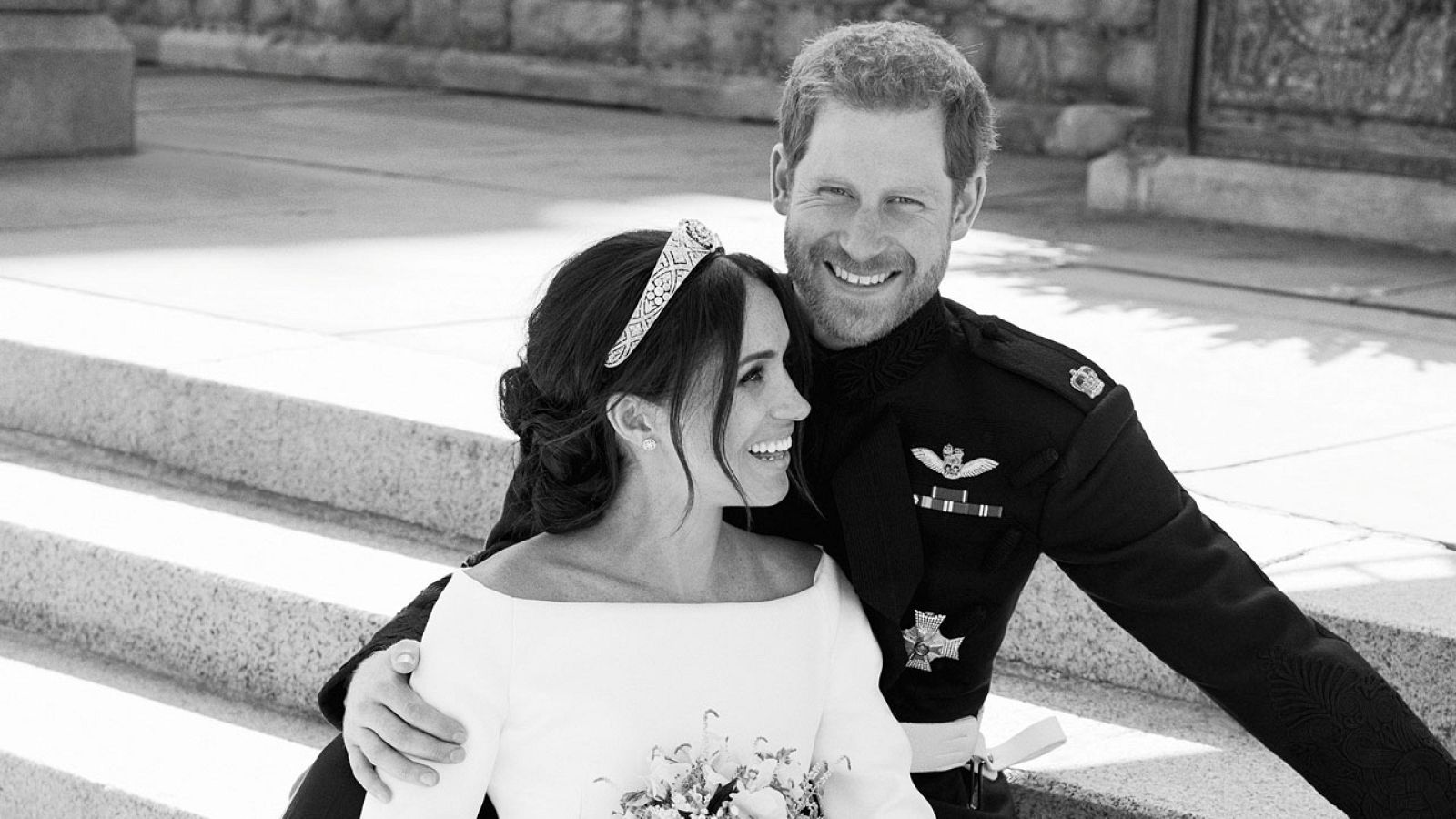 Primera fotografía oficial de la boda del príncipe Enrique y Meghan Markle