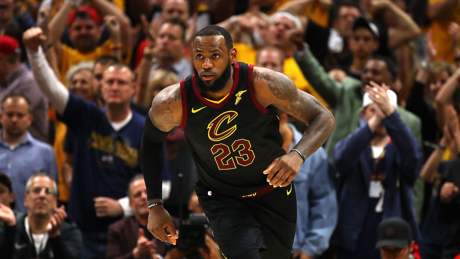 James anota 44 puntos, supera a Abdul-Jabbar, y los Cavaliers empatan la serie