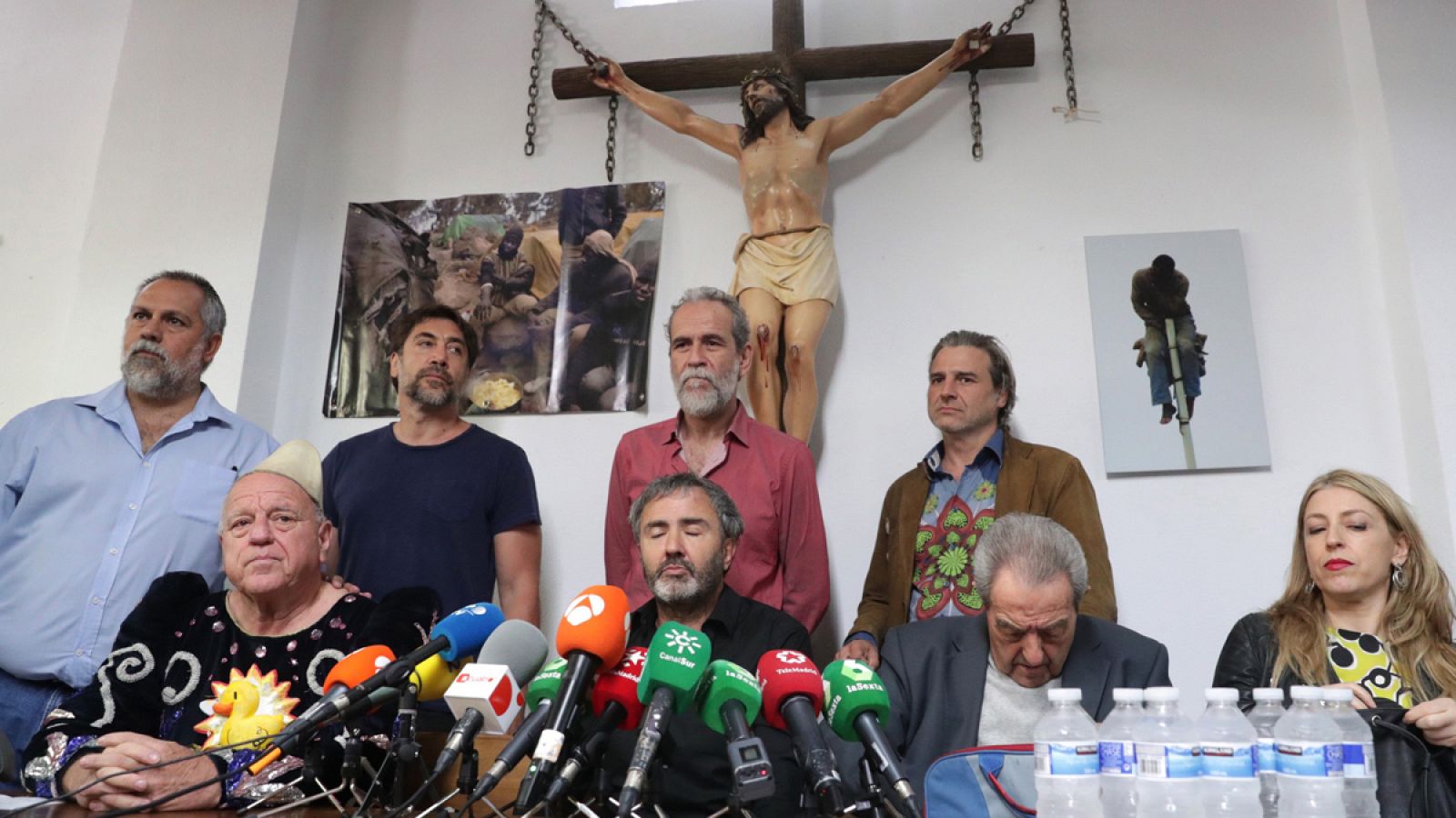 El actor Willy Toledo (2d), junto a sus colega Javier Bardem (3d) y Alberto San Juan (d), entre otros, durante la rueda de prensa que ha convocado este martes.