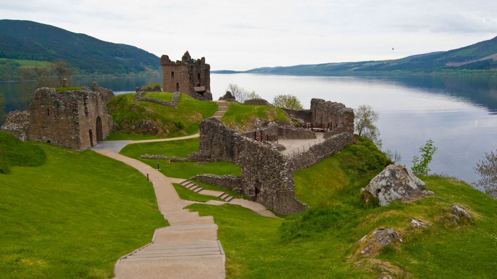 Castillo de Urquhart, con el lago Ness de fondo, en Escocia (Reino Unido).