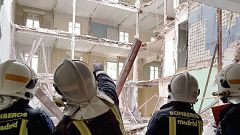 Los bomberos localizan muerto a uno de los dos desaparecidos en el derrumbe en Madrid