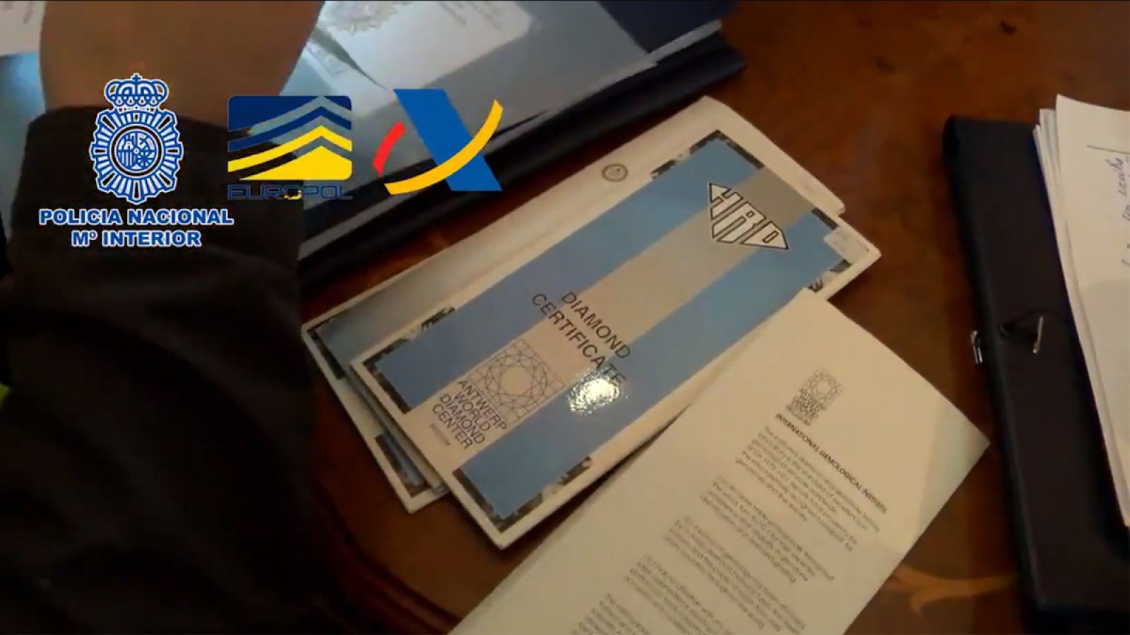 Imagen capturada del vídeo del registro de un chalet por la Policía