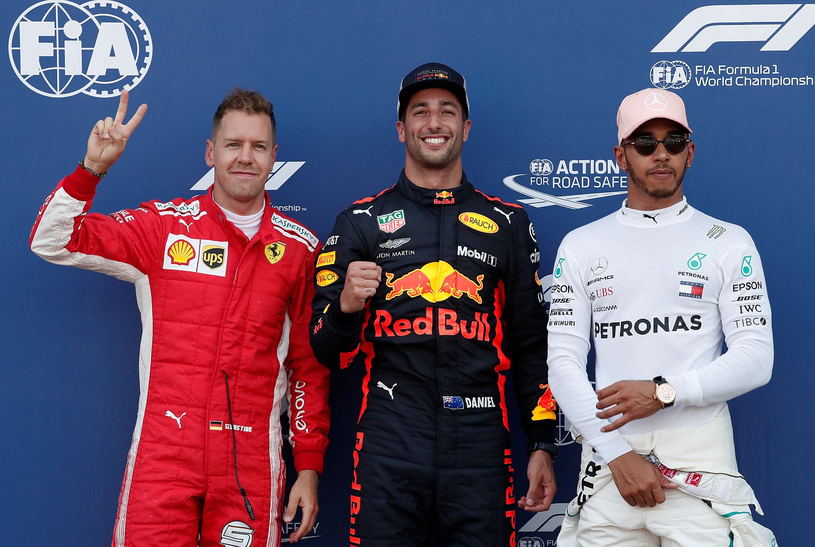 Daniel Ricciardo celebra su mejor registro, escoltado por Vettel y Hamilton.