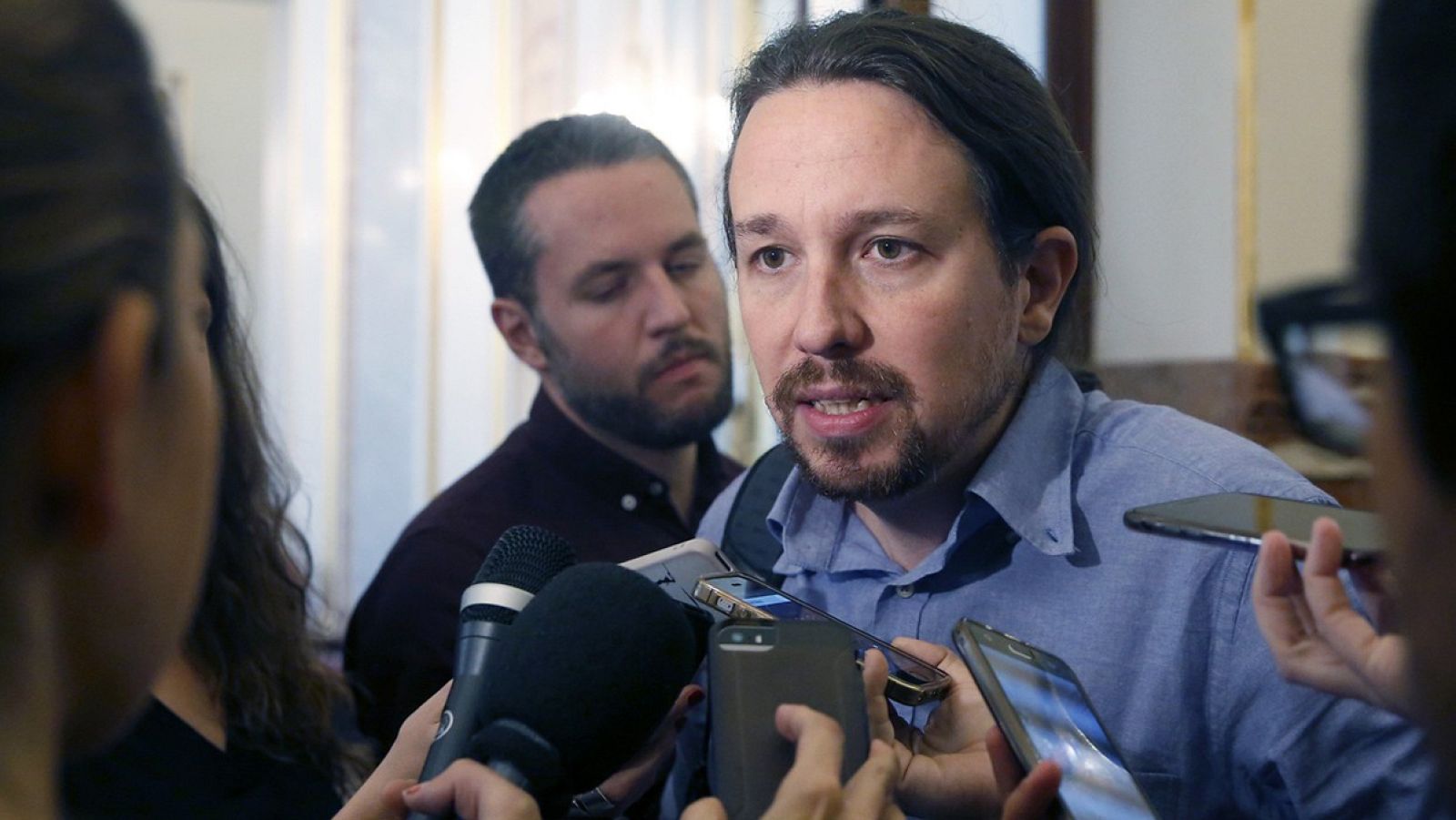 El líder de Podemos, Pablo Iglesias, atiende a los medios de comunicación en el Congreso