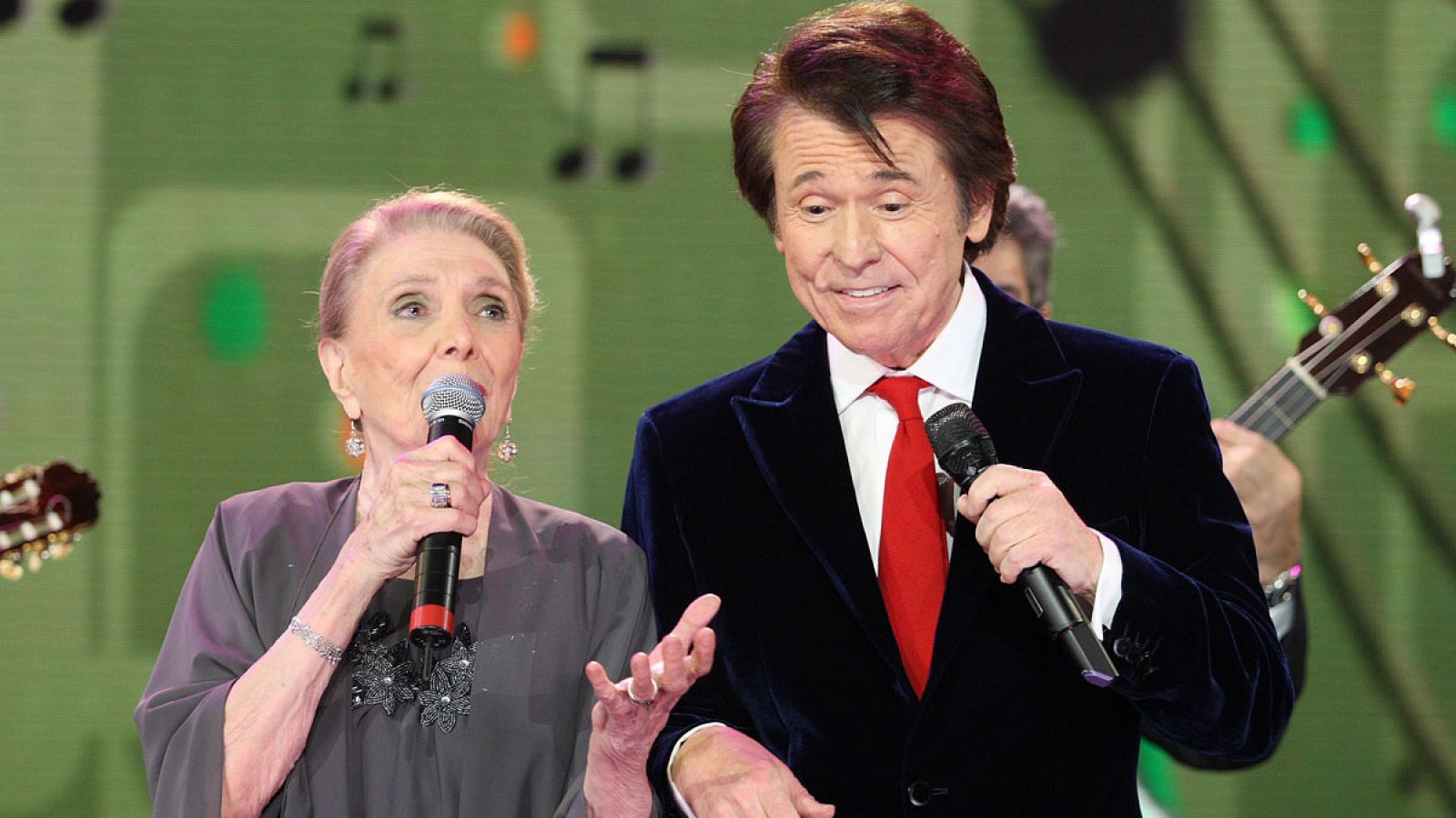 María Dolores Praderas junto a Raphael