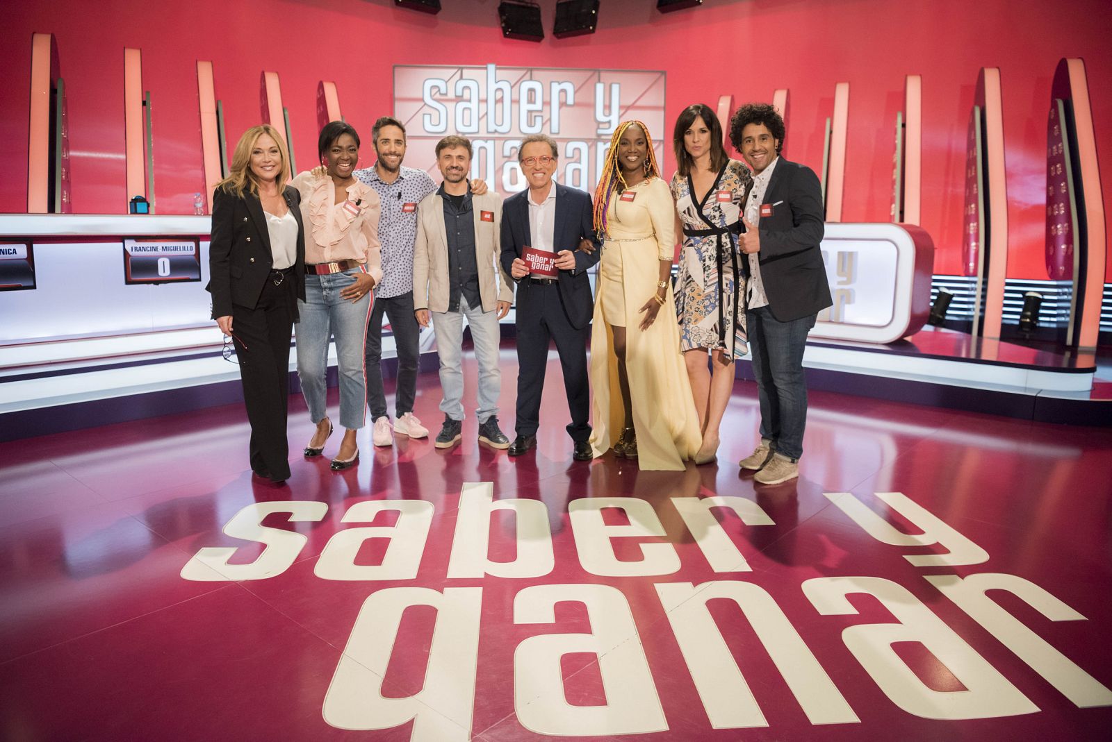 Jordi Hurtado celebra el programa 5.000 de 'Saber y ganar' junto a Roberto Leal, Mónica López, José Mota, Francine Gálvez, Lucrecia y Miguelillo