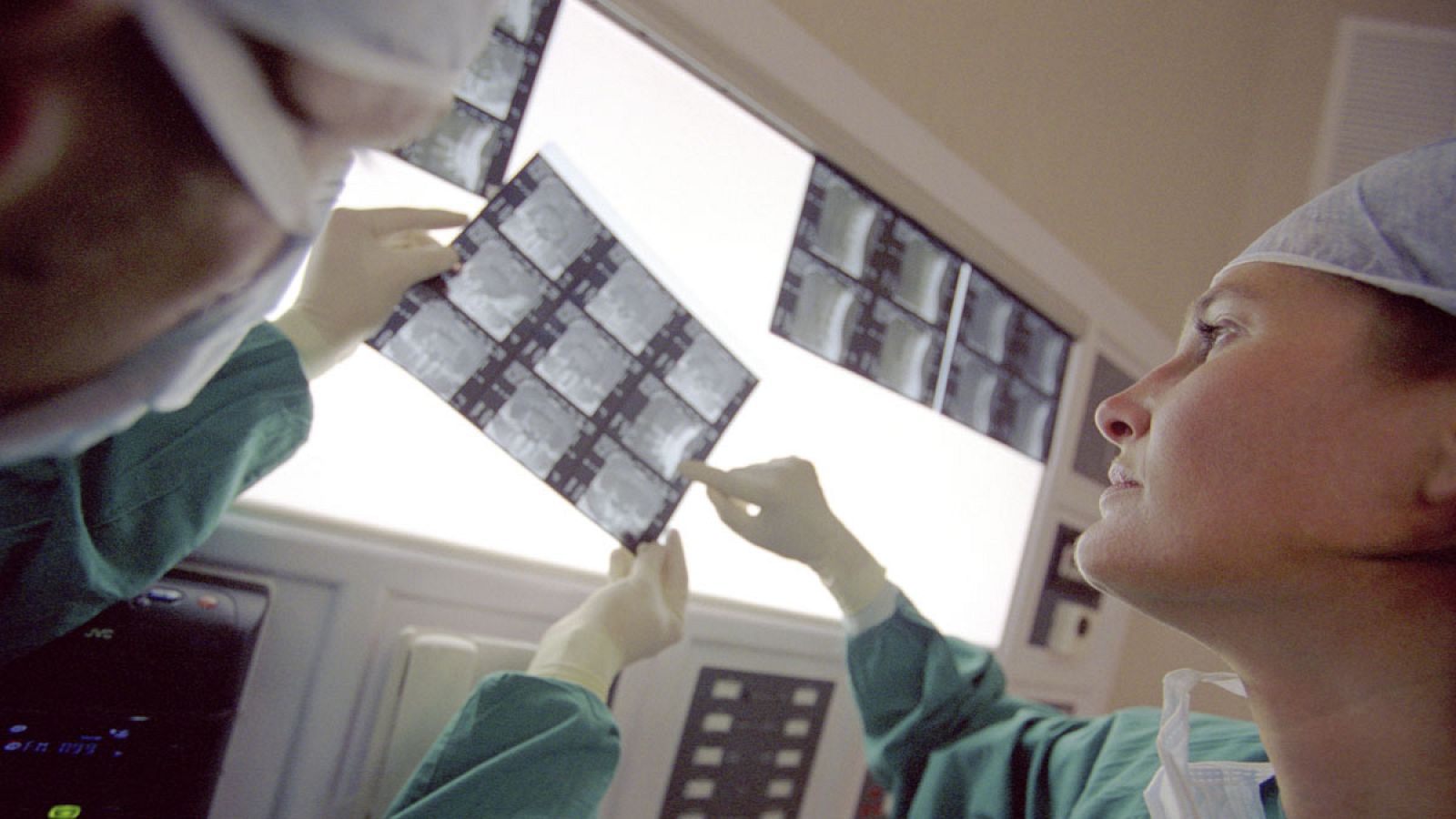 El número de médicos colegiados solo se redujo en 2017 en la ciudad autónoma de Melilla, donde bajó el 0,3%.