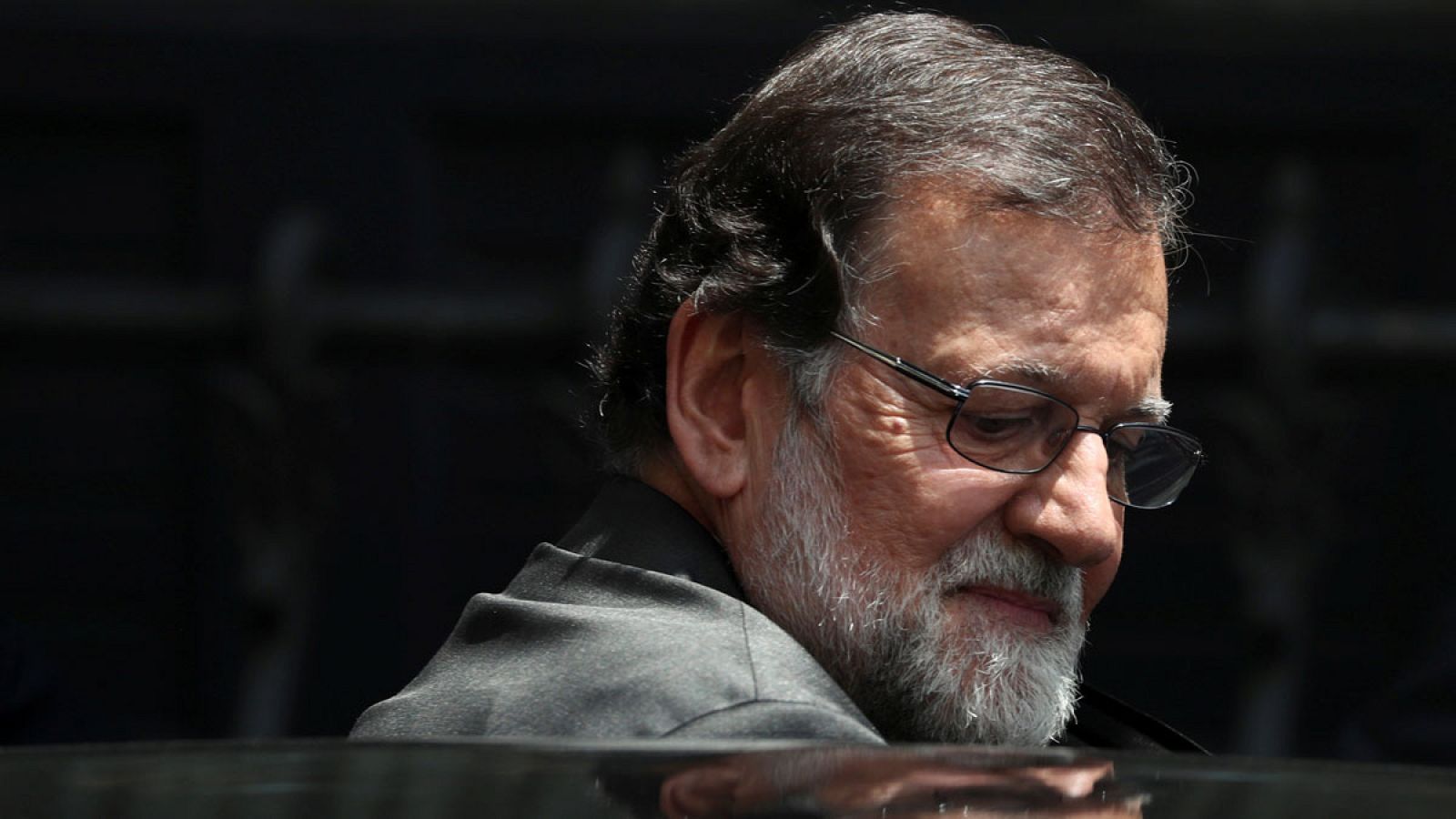 Mariano Rajoy subiéndose a un coche tras su intervención en el Congreso.