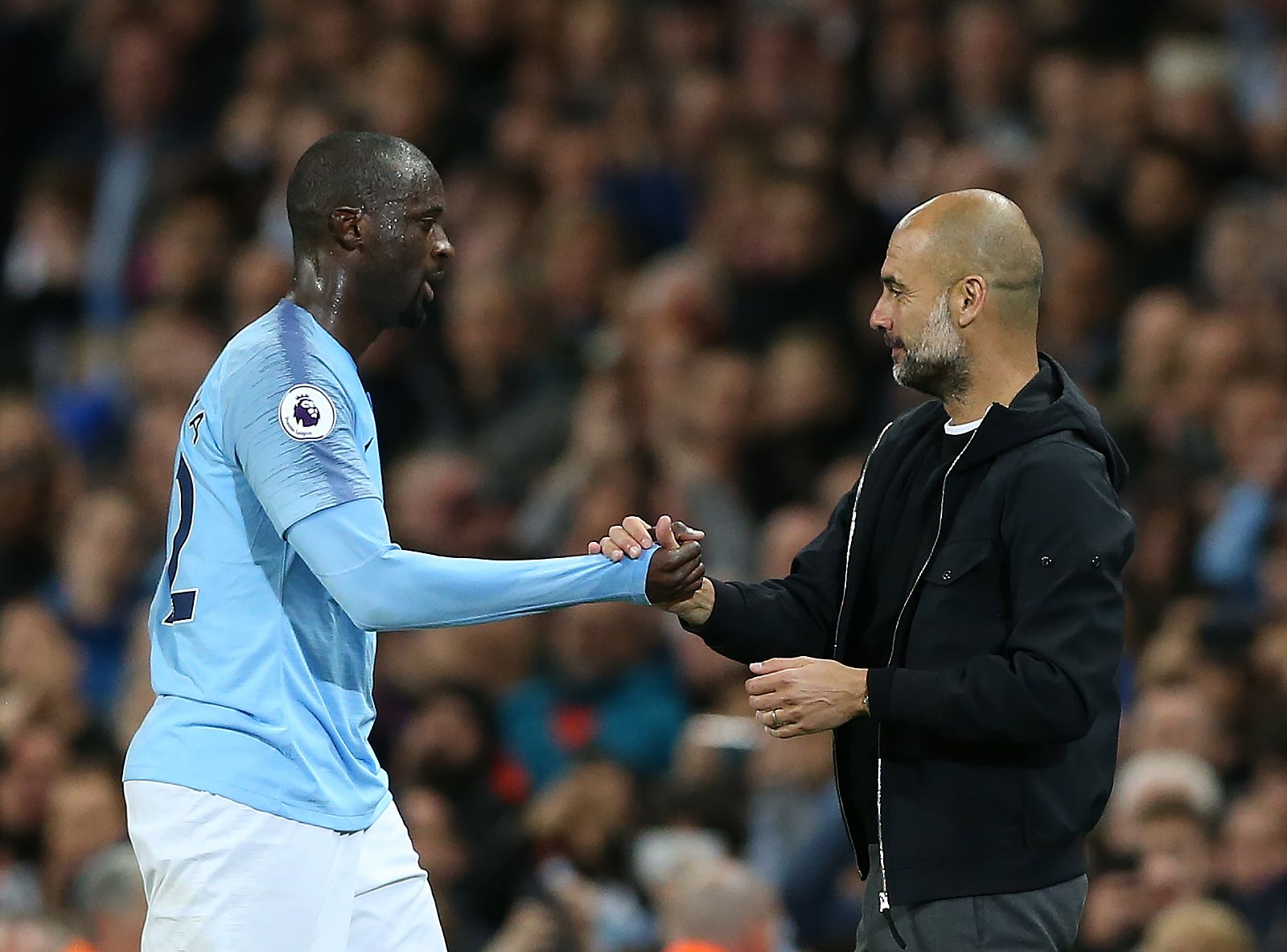 Yaya Toure de Manchester City se despide del entrenador Pep Guardiola en imagen de archivo.