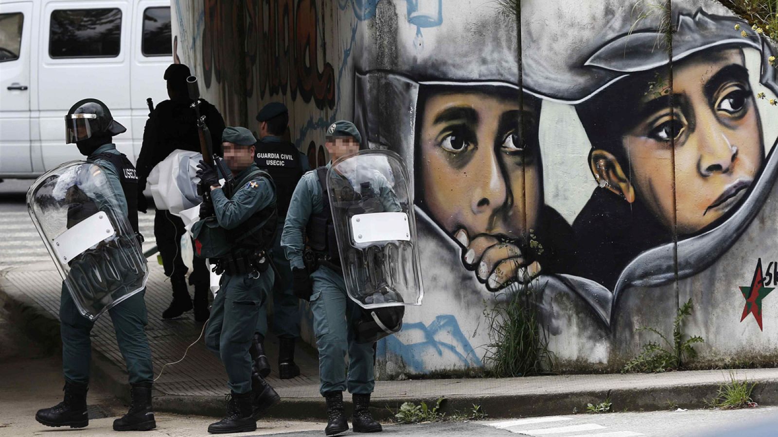 Efectivos de la Guardia Civil retiran una pancarta que cortaba el acceso al centro de Alsasua