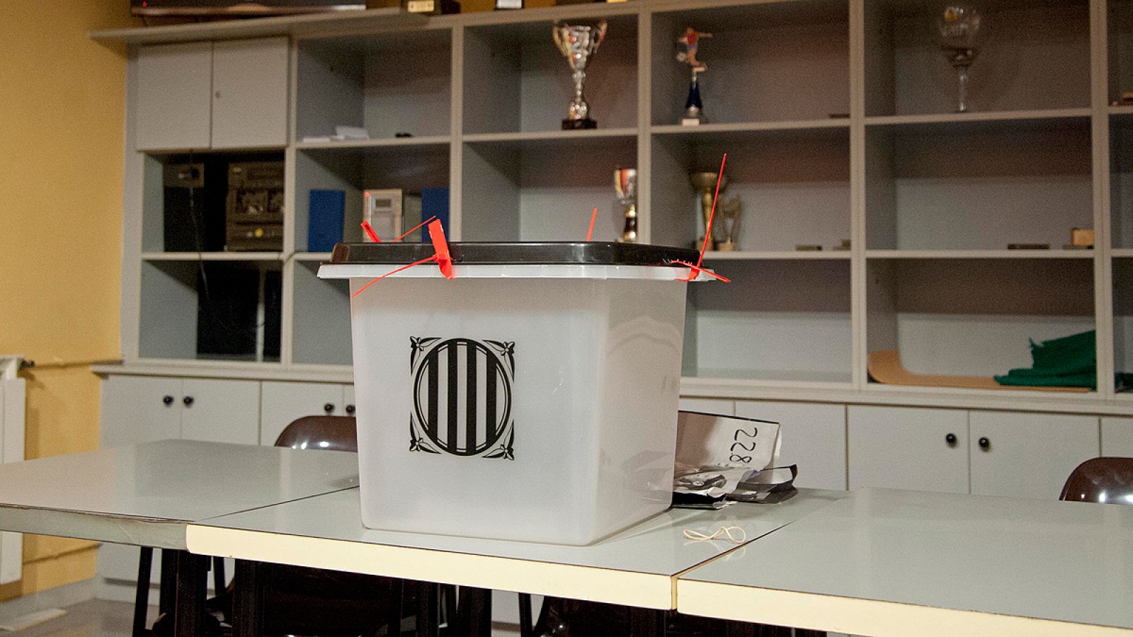Urnas y papeletas para la votación del referéndum del 1-O
