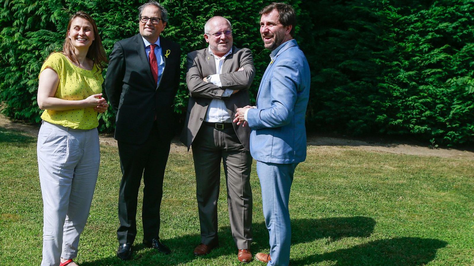 El presidente de la Generalitat, Quim Torra, posa con los exconsellers Antoni Comín (d), Lluis Puig (2-d) y Meritxel Serret en Waterloo