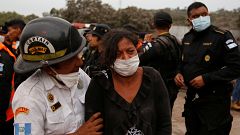 Guatemala guarda luto mientras se recupera de los estragos del volcán de Fuego: "Fue tremendo"