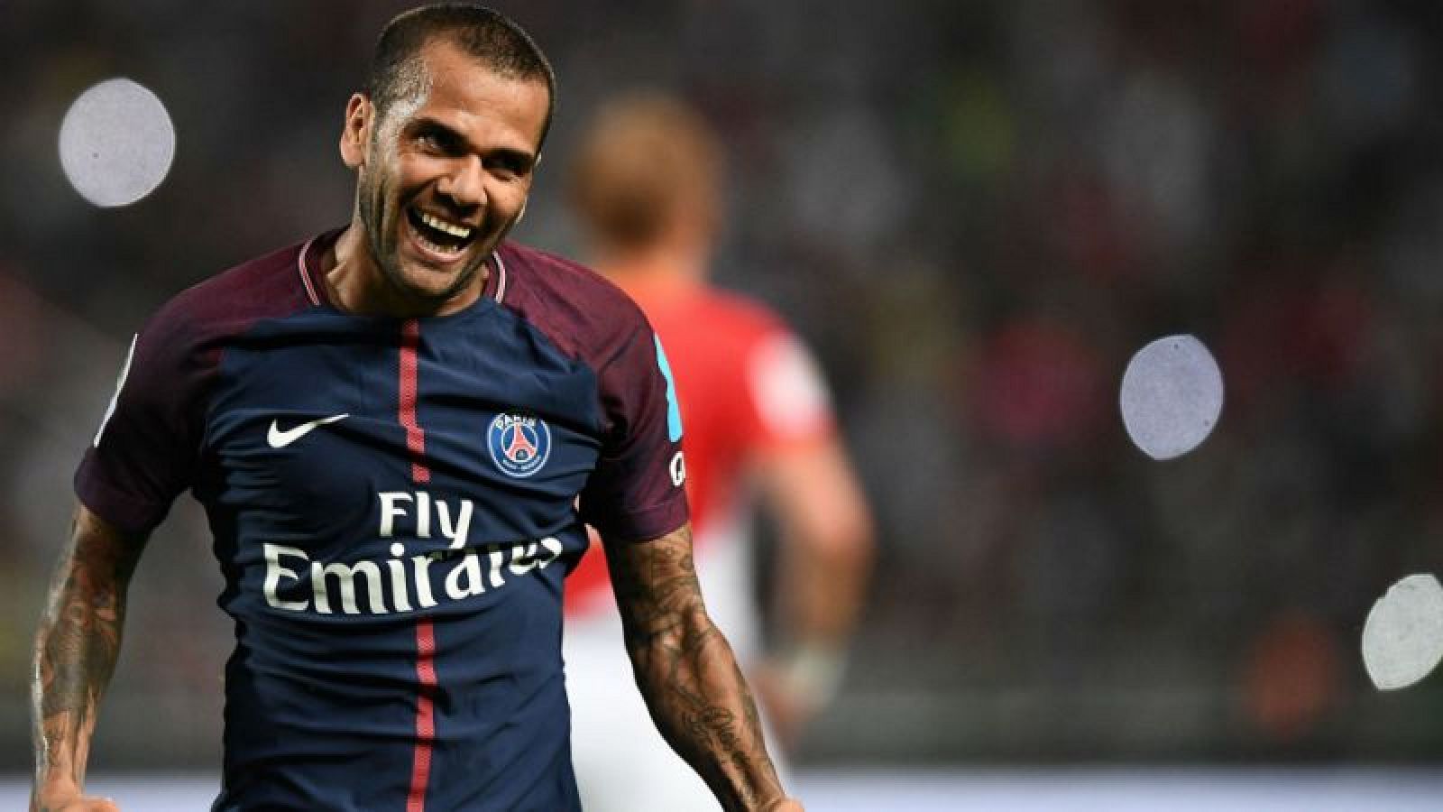 Dani Alves operado con éxito de la rodilla derecha