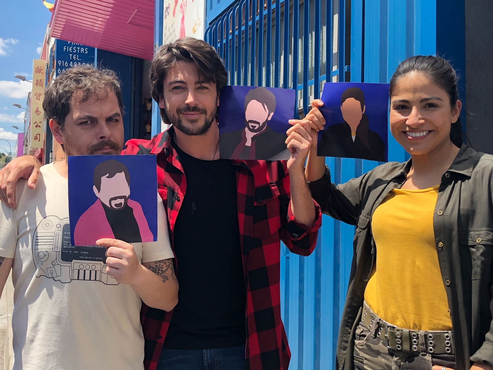 Los actores de Servir y proteger con los dibujos de Ainhoa