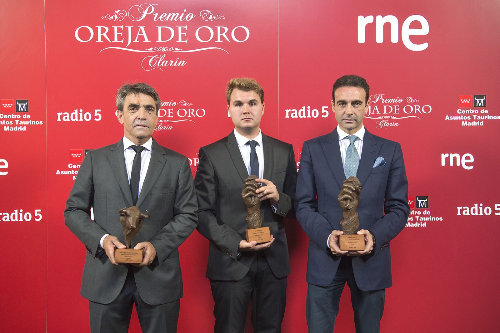 Victorino Martin, Sergio Moreno y Enrique Ponce durante con sus galardones