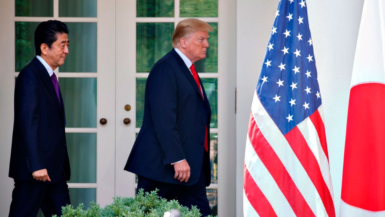 El presidente de Estados Unidos, Donald Trump, junto al primer ministro de Japón, Shinzo Abe