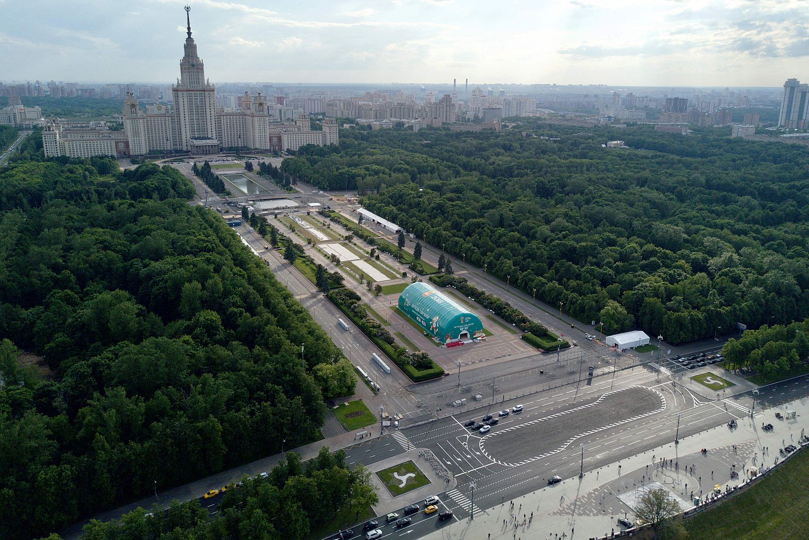 Vista aérea del campus de Moscú donde se está instalando una 'fan zone' para el Mundial