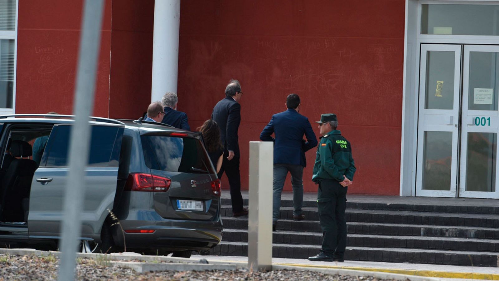 El presidente de Cataluña, Quim Torra (3d), llega a la cárcel de Estremera