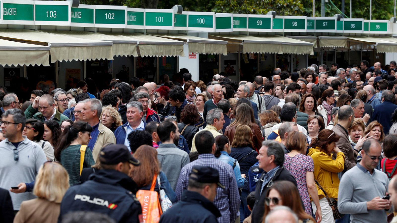Visitantes de la Feria del Libro de Madrid