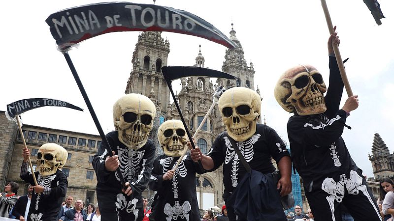 Miles de personas piden a la Xunta en Santiago que no autorice la reapertura de la mina de cobre de Touro-O Pino