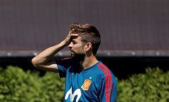 Piqué se retira con molestias del entrenamiento